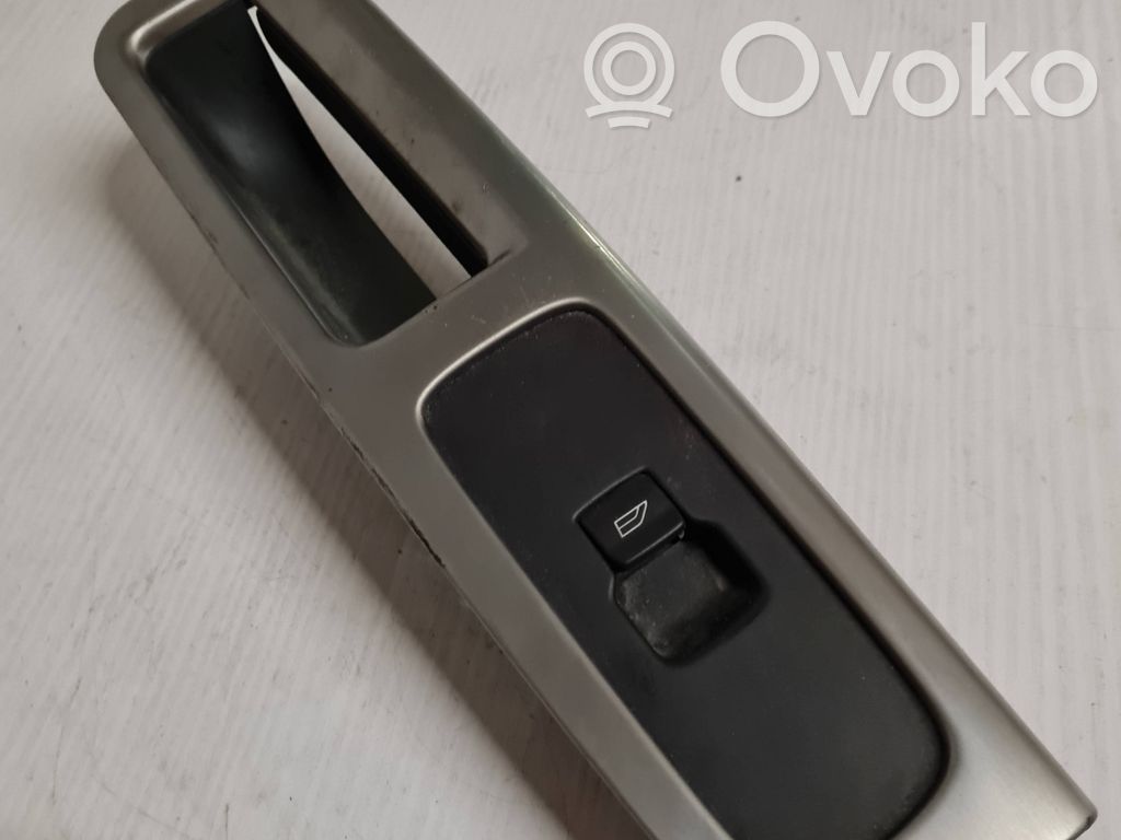Volvo V50 Front door interior handle trim 