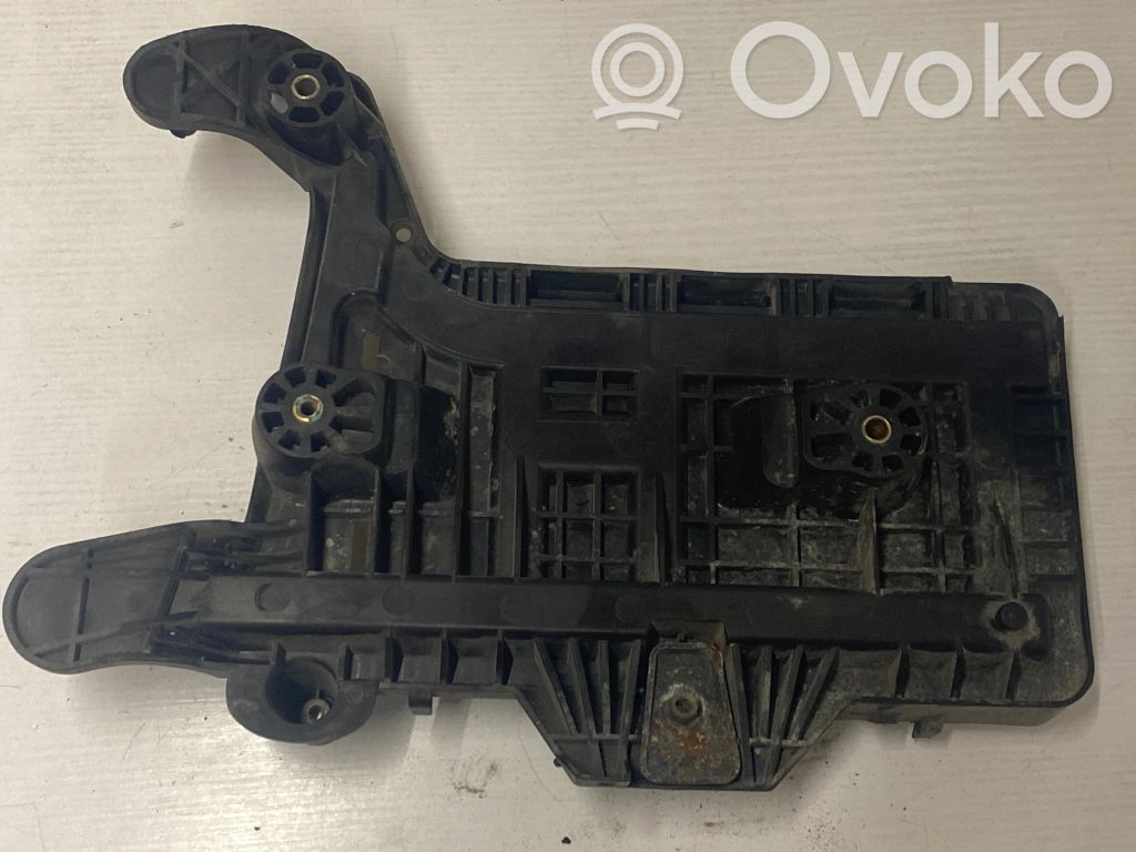 Volkswagen PASSAT B6 Podstawa / Obudowa akumulatora 