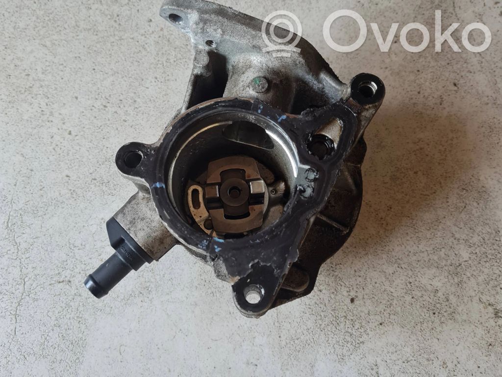 Volkswagen PASSAT CC Vacuum pump 