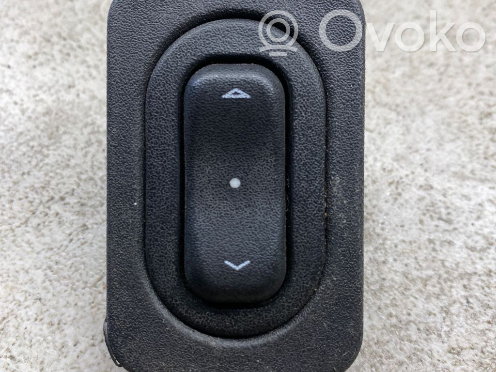 Opel Meriva A Electric window control switch 