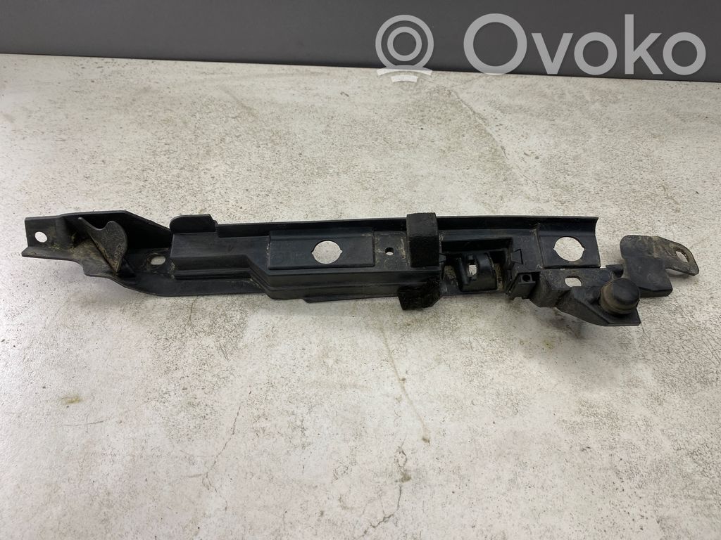 Opel Corsa D Lokasuojan kannake 