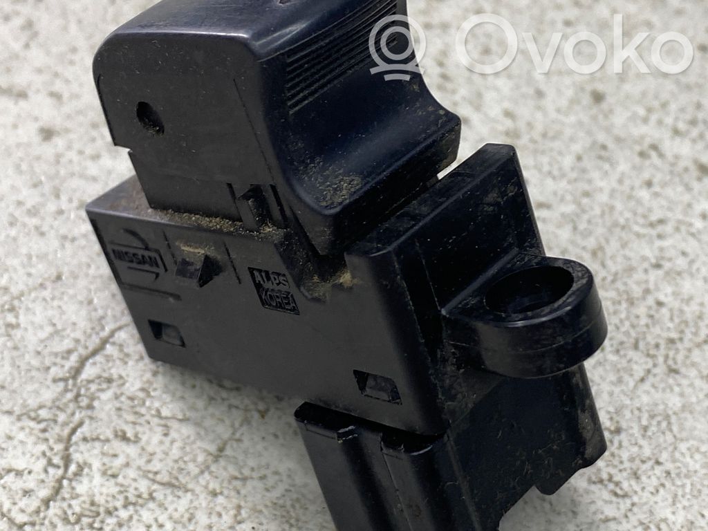 Nissan Pathfinder R51 Electric window control switch 