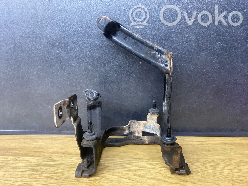 Volvo V50 Power steering pump mounting bracket 