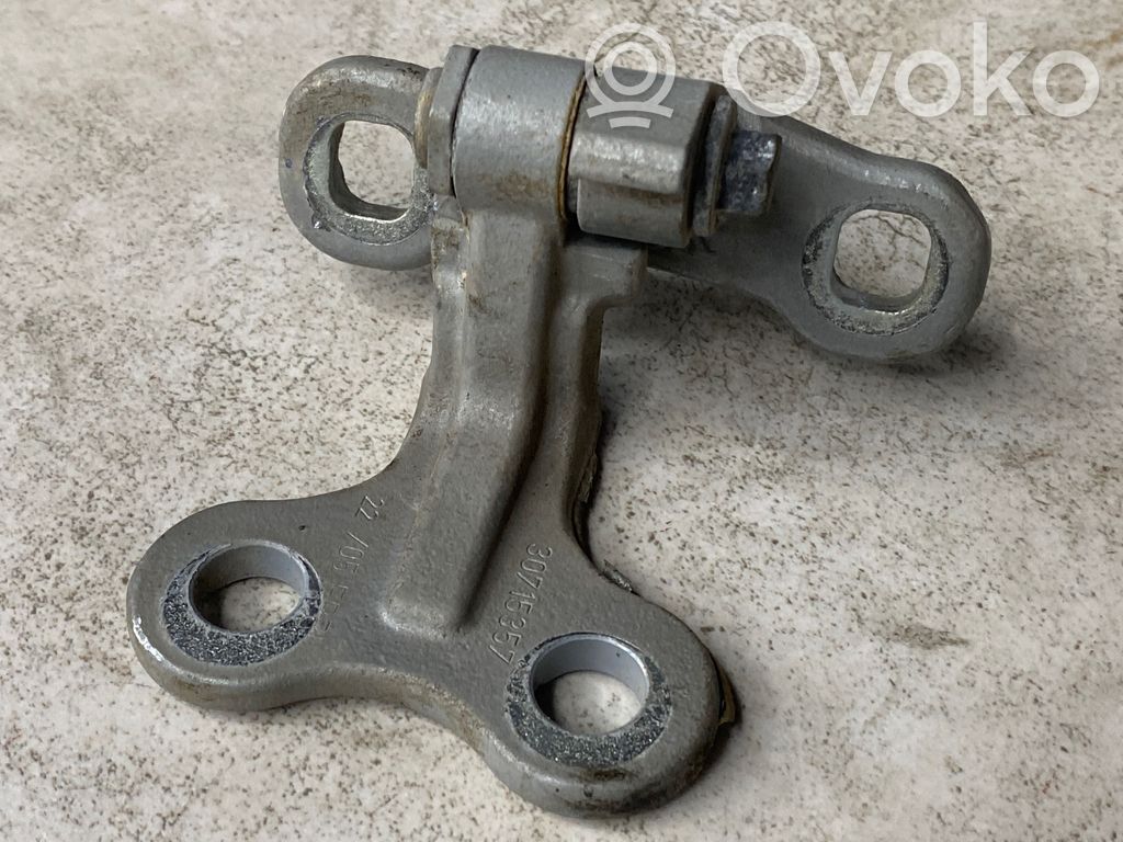 Volvo V50 Front door lower hinge 