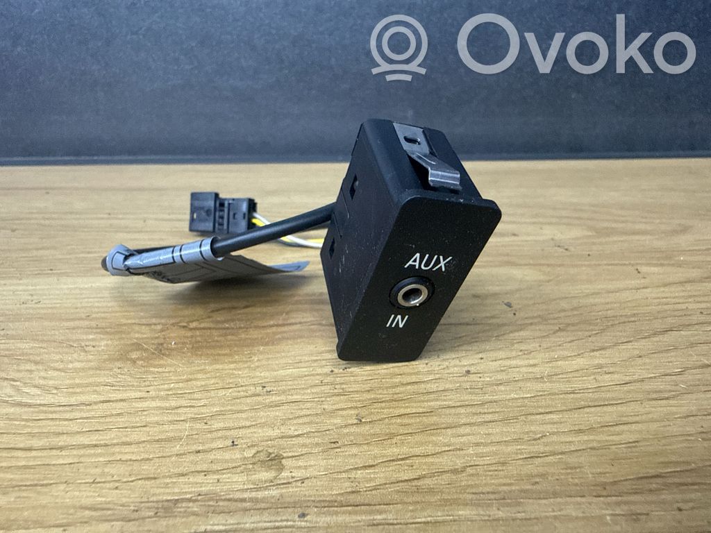 AUX-pistokeliitin   6930561