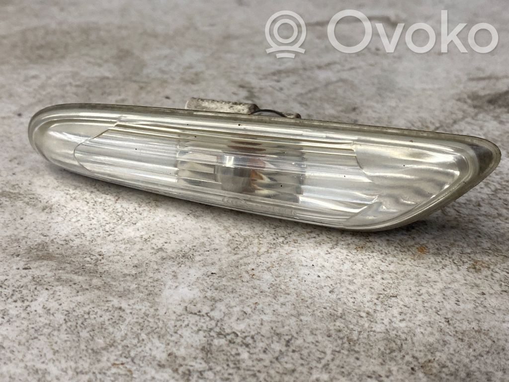 Front fender indicator light   6932997
