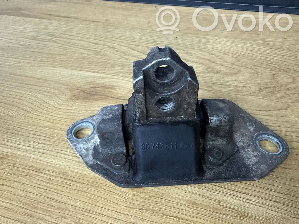 Engine mount bracket   30748811