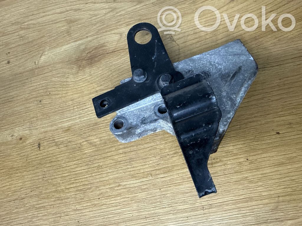 Volvo V70 Engine mounting bracket 