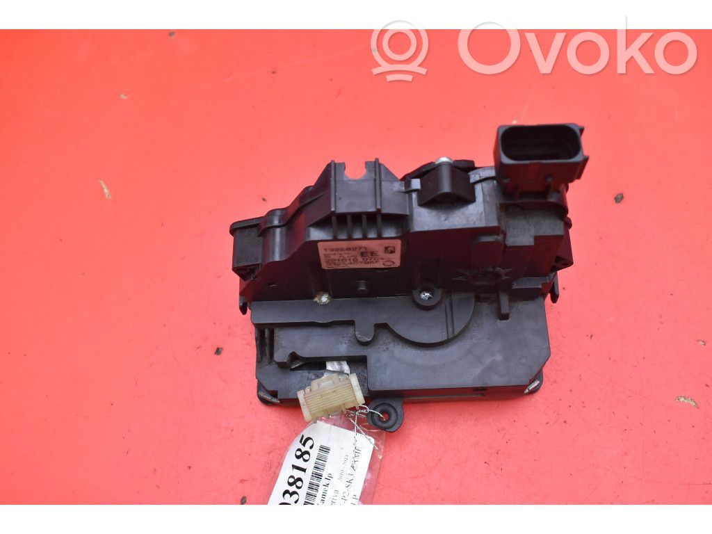 Opel Meriva A Priekšpusē slēdzene 
