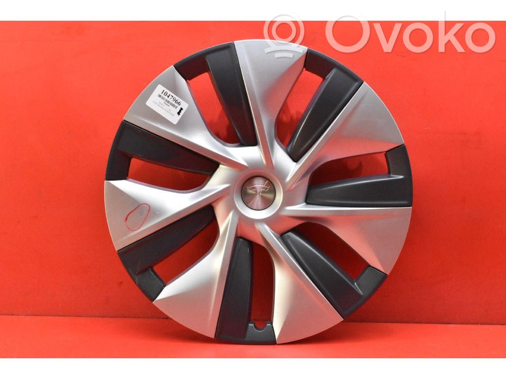 Tesla Model Y R17 wheel hub/cap/trim 