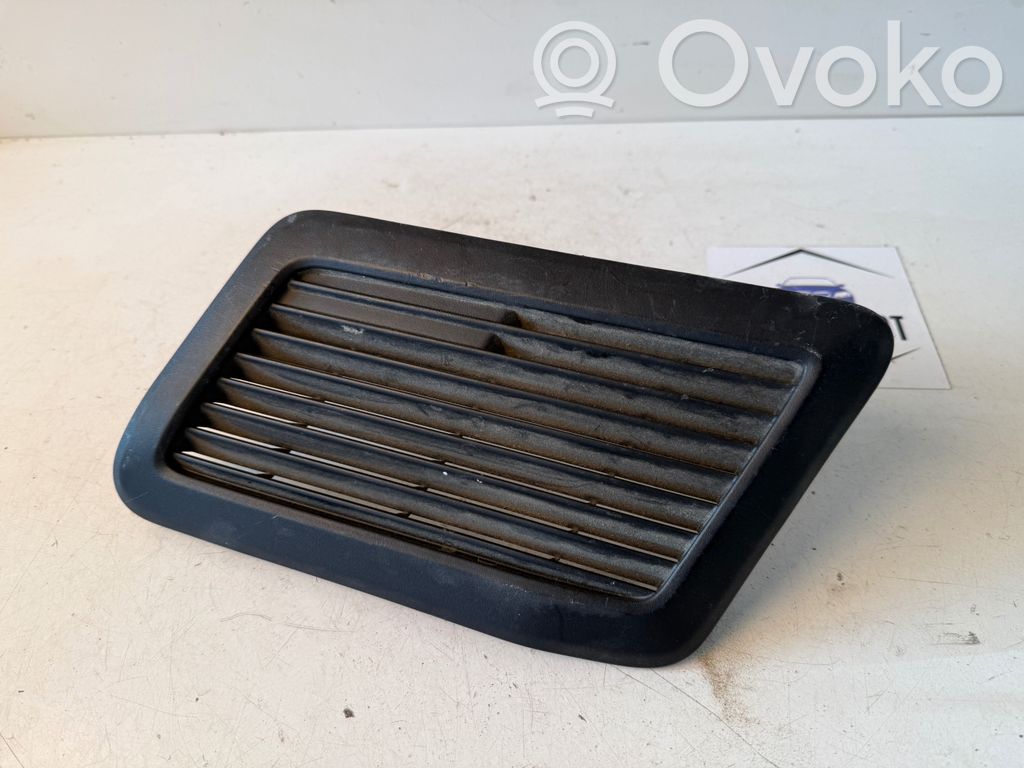 Ford Focus Kratka wentylacyjna pod zderzakiem tylnym 