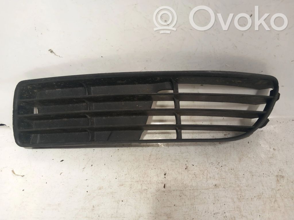 Audi A4 S4 B5 8D Rejilla inferior del parachoques delantero 