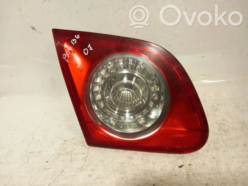 Volkswagen PASSAT B6 Lampy tylnej klapy bagażnika 