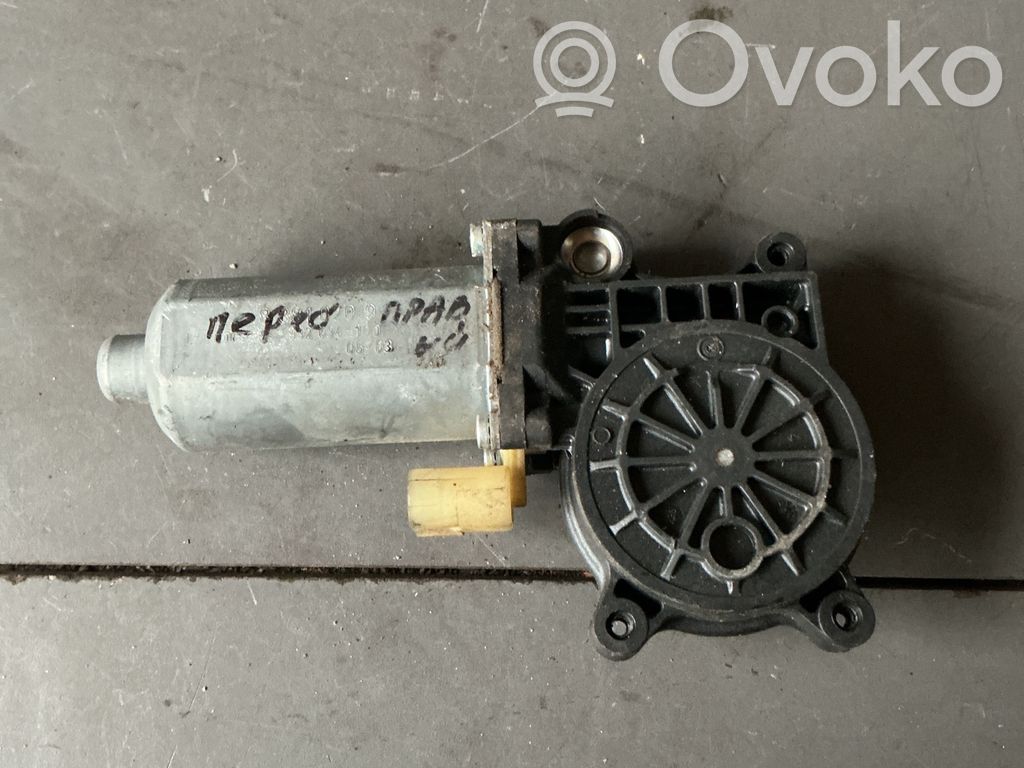 Elektryczny podnośnik szyby drzwi przednich   0130821953