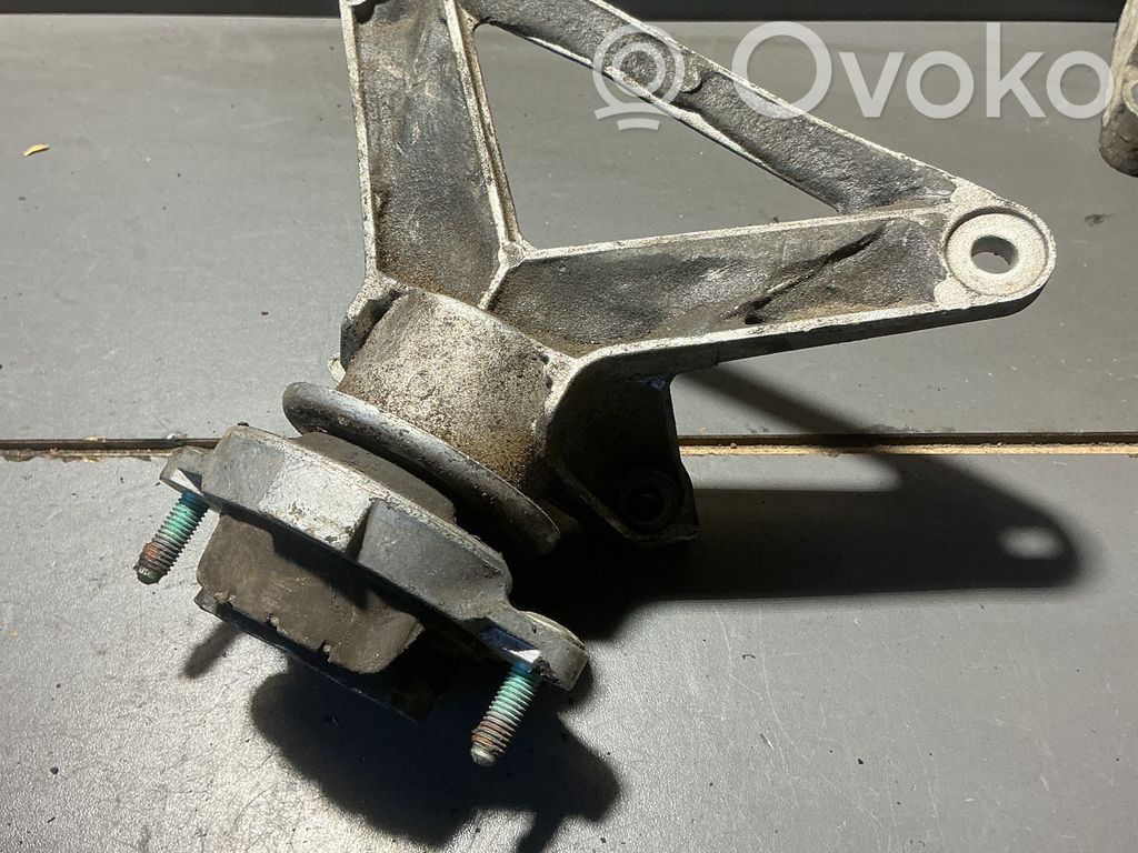 Łapa / Mocowanie skrzyni biegów   8E0399115J
