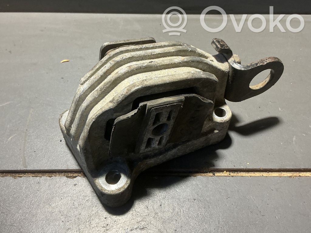 Volvo V70 Engine mount bracket 