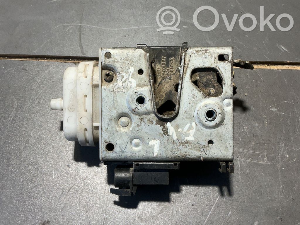Audi A4 S4 B5 8D Etuoven lukko 