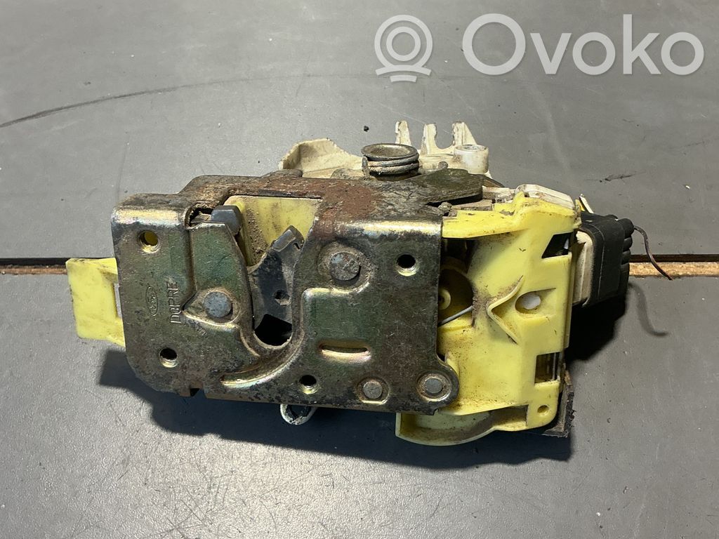 Ford Focus Priekšpusē slēdzene 