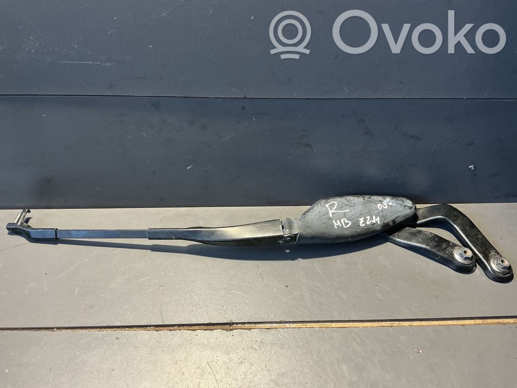 Mercedes-Benz E W211 Front wiper blade arm 