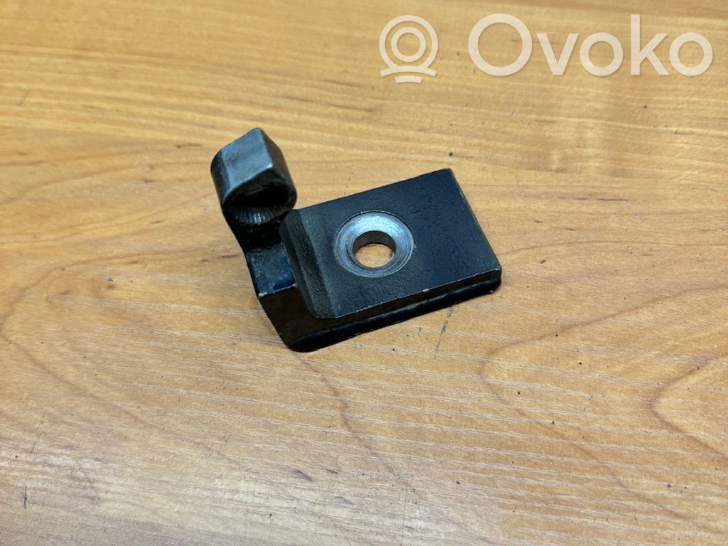 Front door upper hinge   7068073,046574