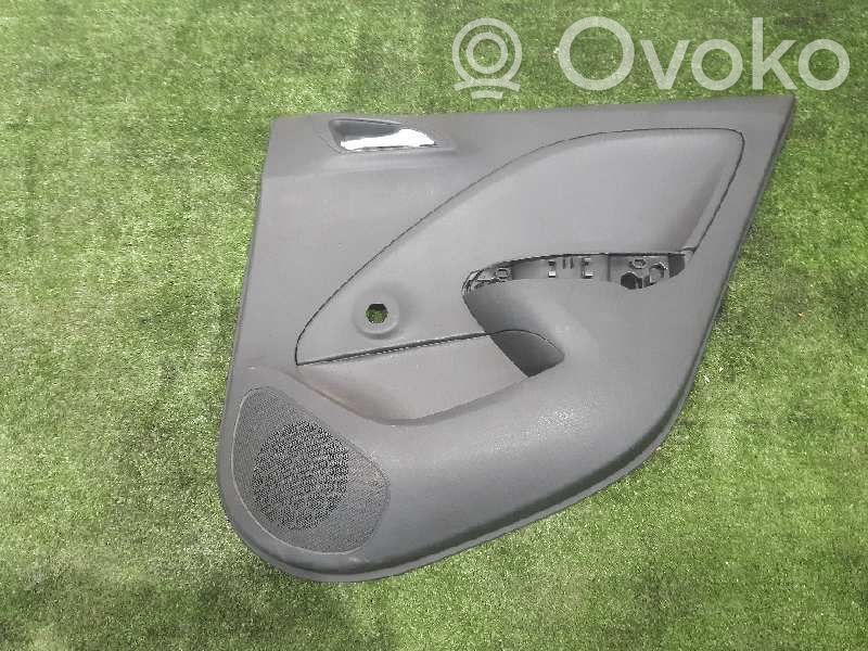 Opel Corsa E Takaoven verhoilu 