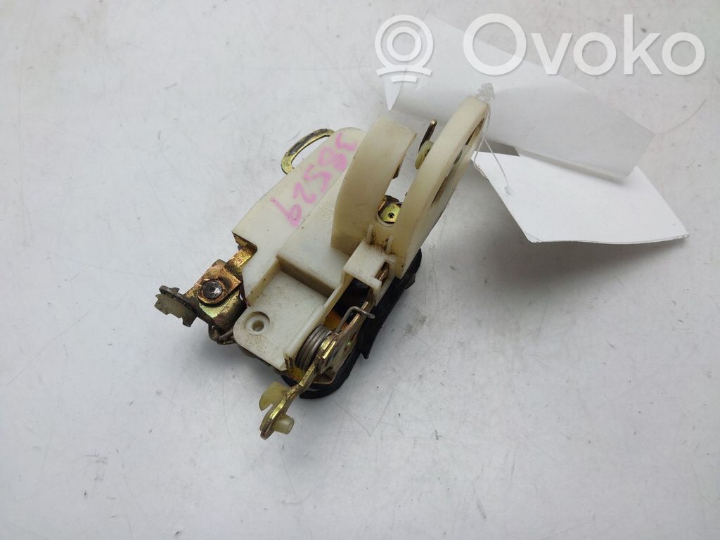 Opel Corsa B Priekšpusē slēdzene 