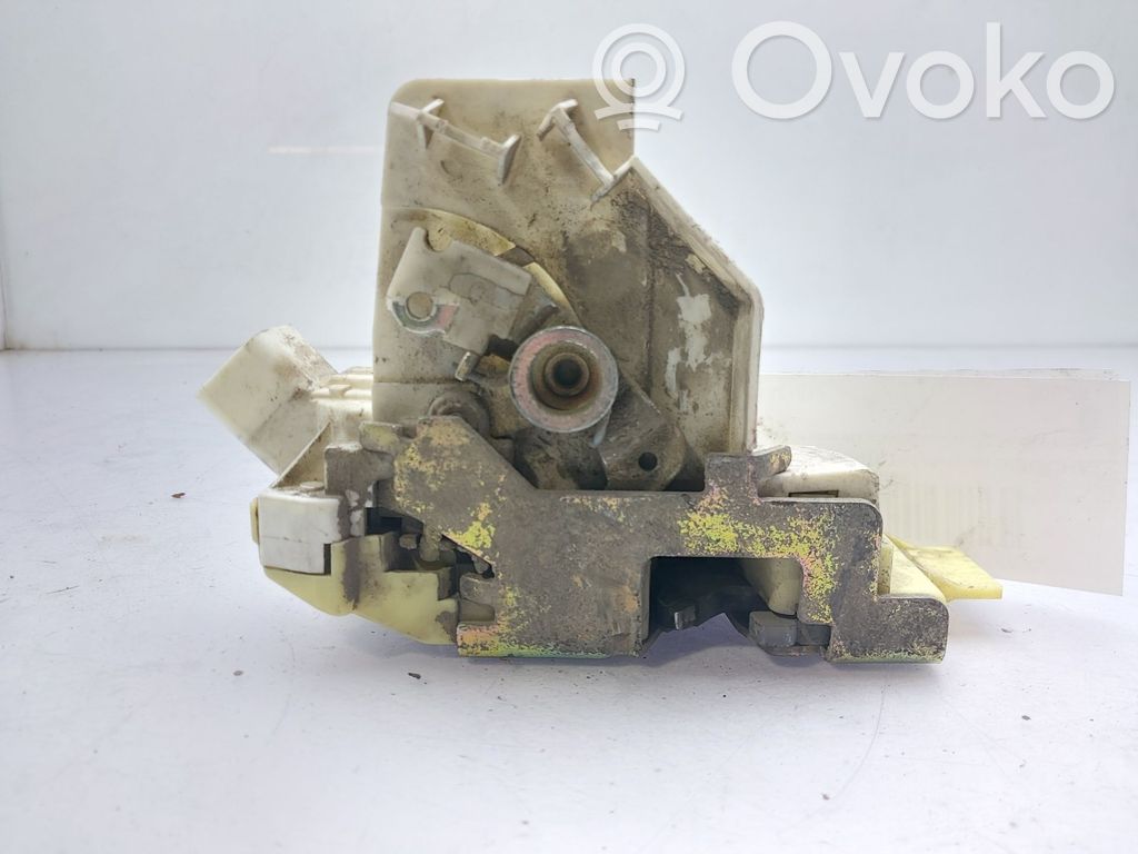 Ford Focus Priekšpusē slēdzene 