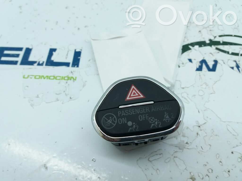 Opel Corsa E Hätävilkkujen kytkin 