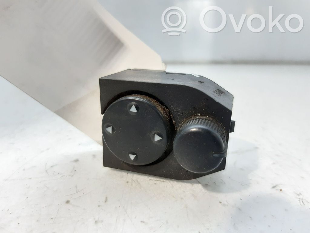Sivupeilin kytkin   8D0959565A