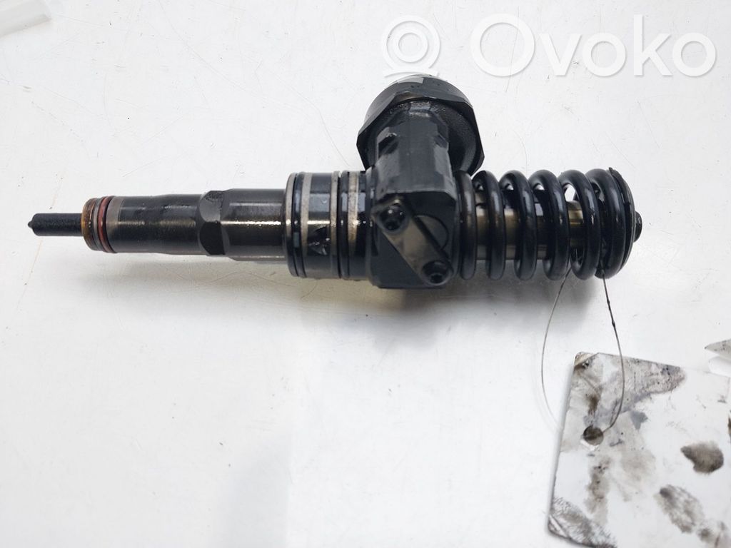 Volkswagen Golf V Wtryskiwacz paliwa 