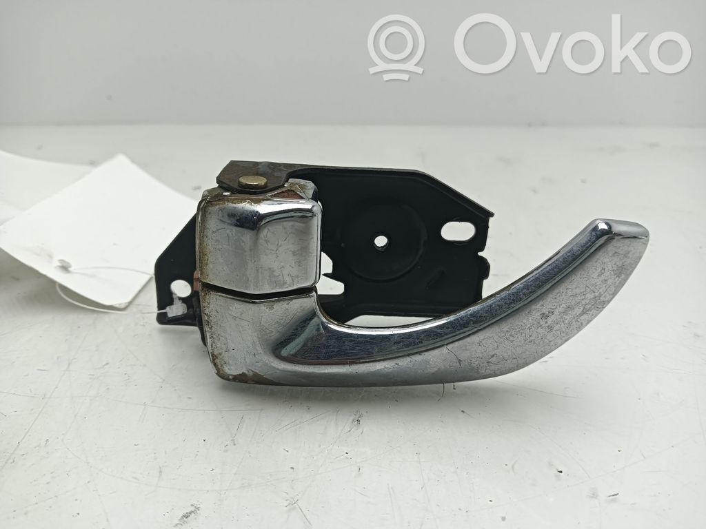 Manecilla interna puerta delantera   826103B000