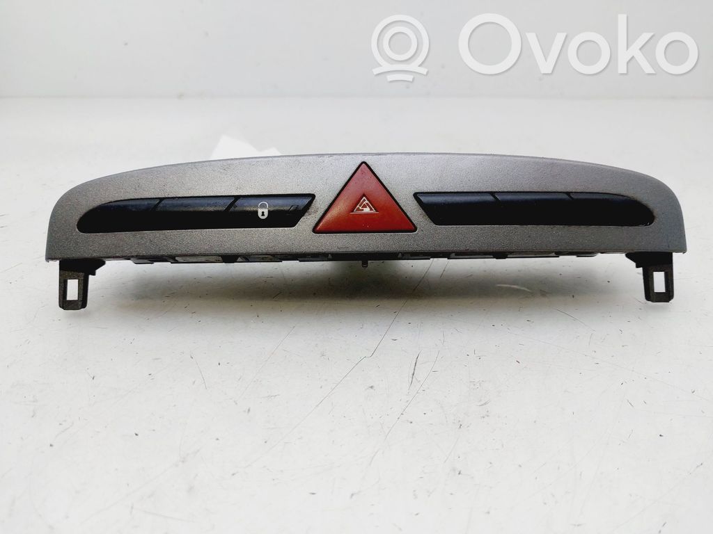 Peugeot 308 SW  Botón interruptor de luz de peligro 