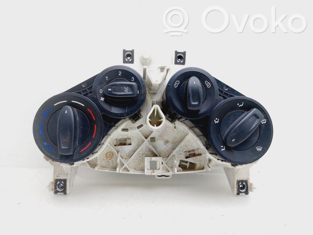 Climate control unit   1568587