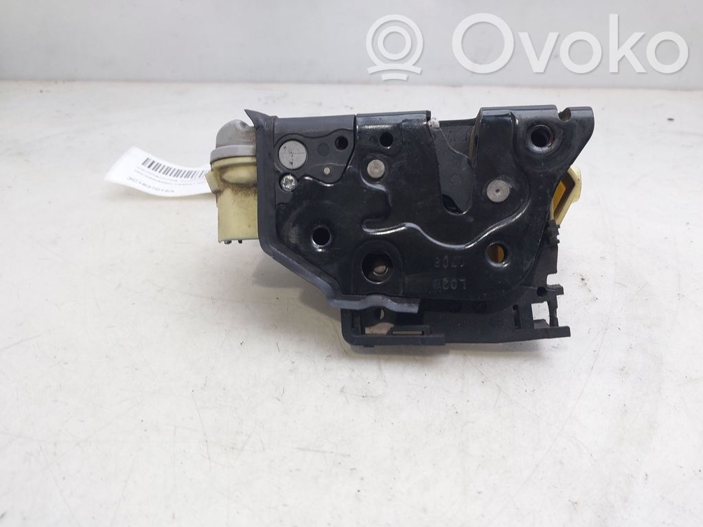 Volkswagen PASSAT B6 Etuoven lukko 