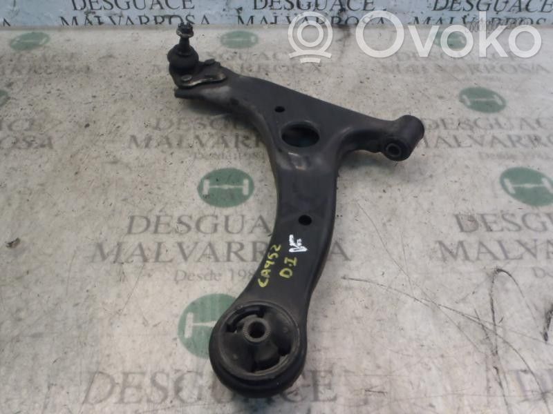 Toyota Corolla Verso E121 Priekinė svirtis 