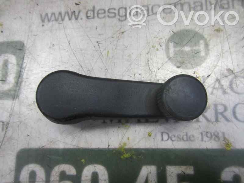 Seat Leon (1P) Korbka szyby drzwi tylnych 