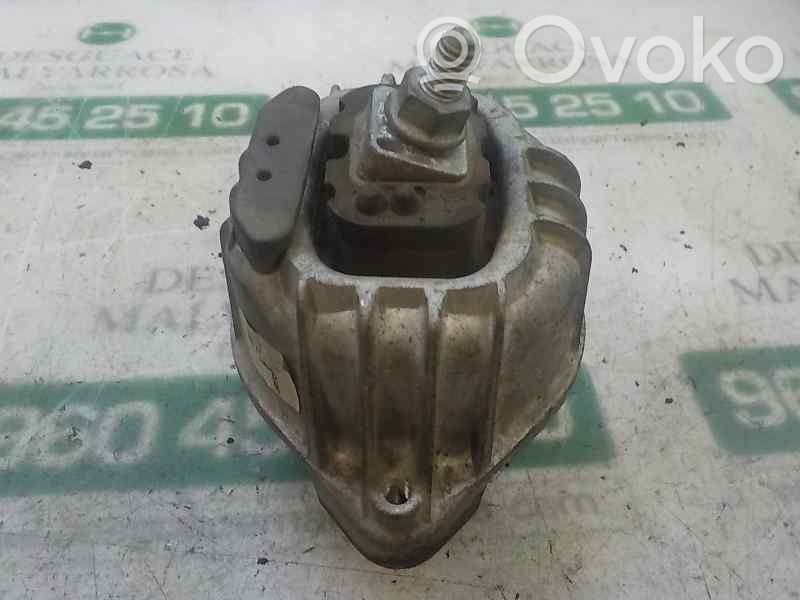 Soporte de montaje del motor   22116773742