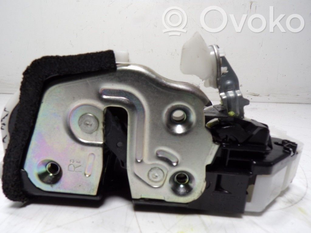 Rear door lock   G23B090