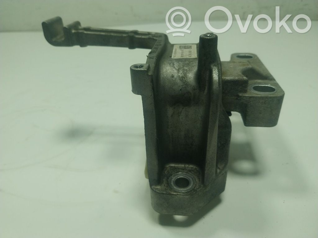 Volkswagen Polo VI Engine mount bracket 
