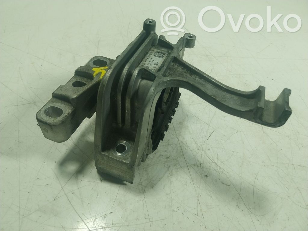 Volkswagen Polo VI Engine mount bracket 