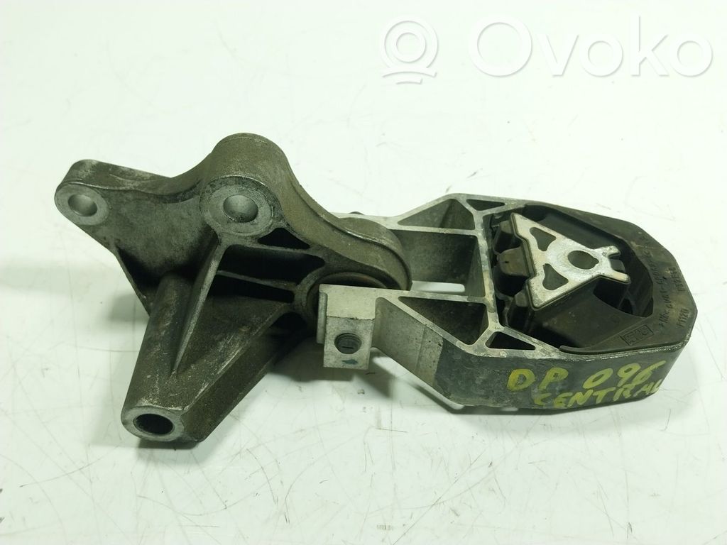 Engine mount bracket   1790039