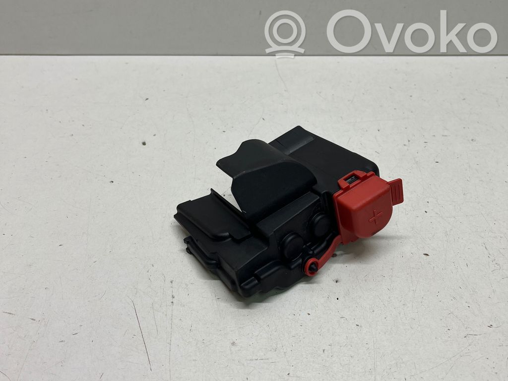 BMW 4 G22 G23 G24 G26 Kita variklio skyriaus detalė 