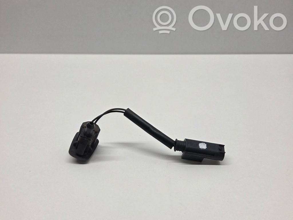 Windshield washer spray nozzle   7132969