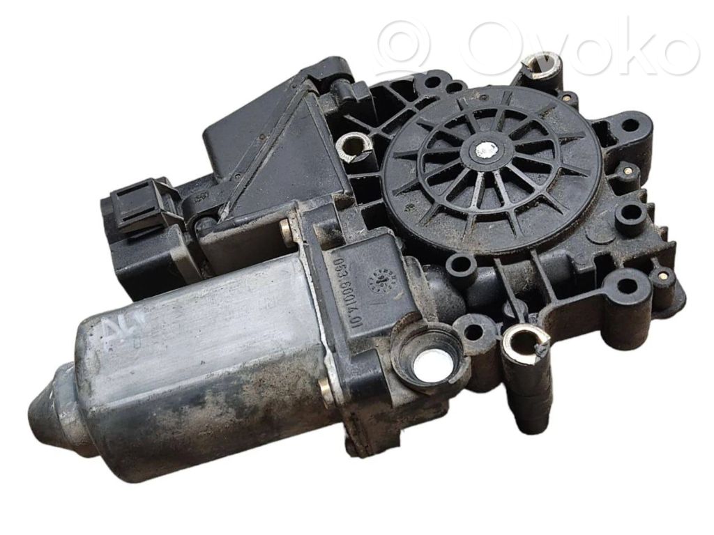Audi A4 S4 B5 8D Motor del regulador de la ventanilla de la puerta delantera 
