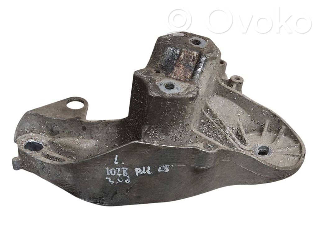 Audi A6 Allroad C6 Engine mounting bracket 