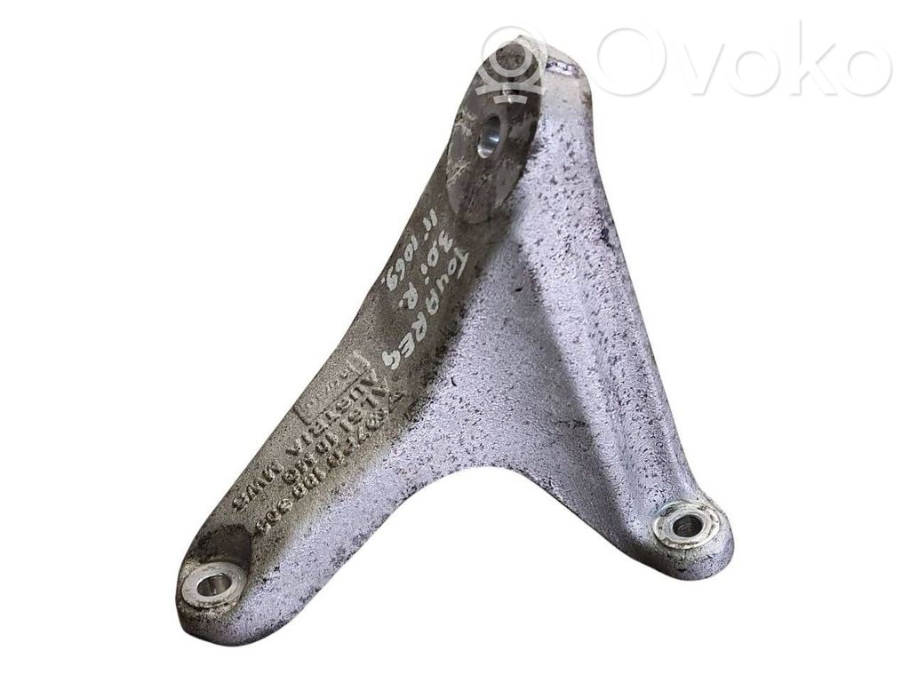 Volkswagen Touareg II Engine mounting bracket 