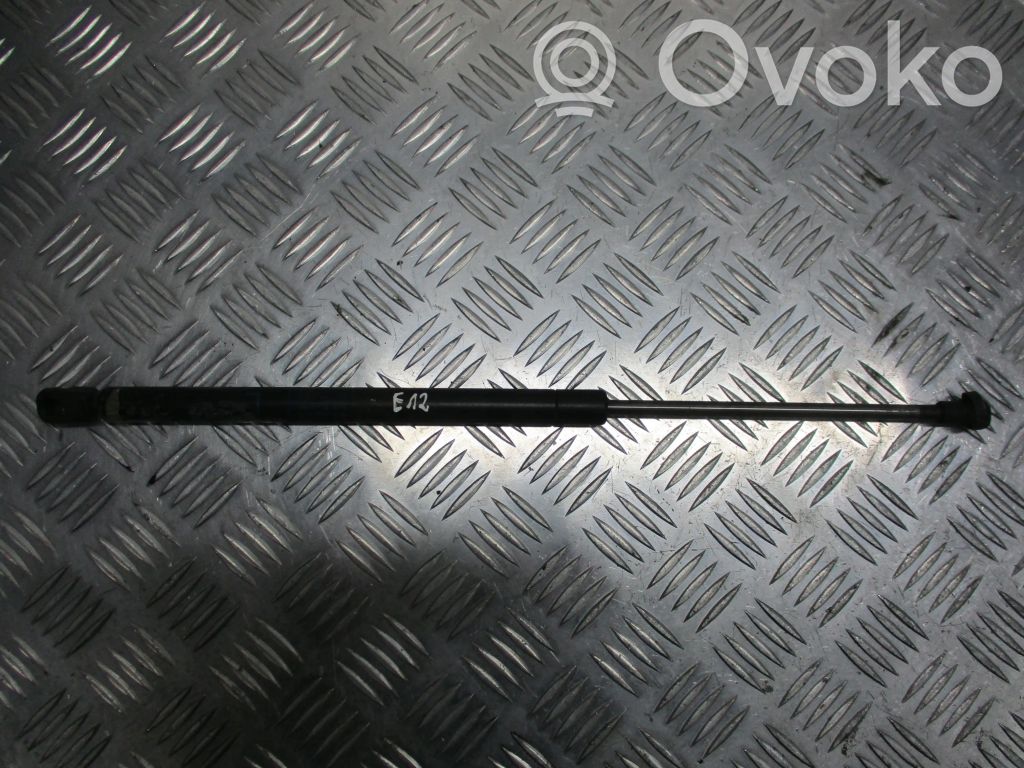 Tavaratilan luukun hydrauliikkasarja