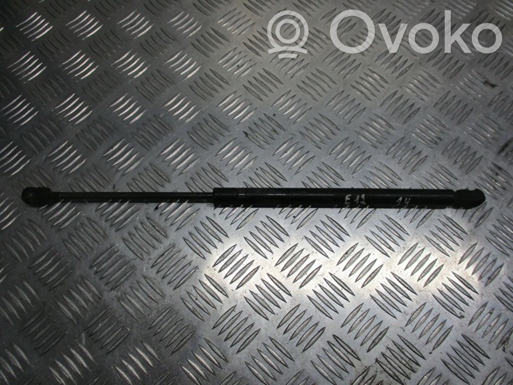 Tavaratilan luukun hydrauliikkasarja