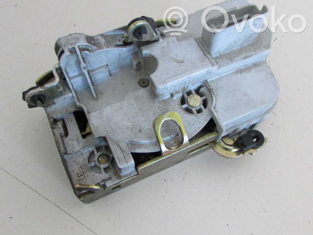 Peugeot 206 Zamek drzwi przednich 