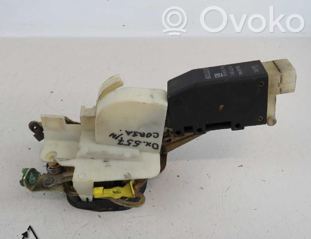 Opel Corsa B Priekšpusē slēdzene 